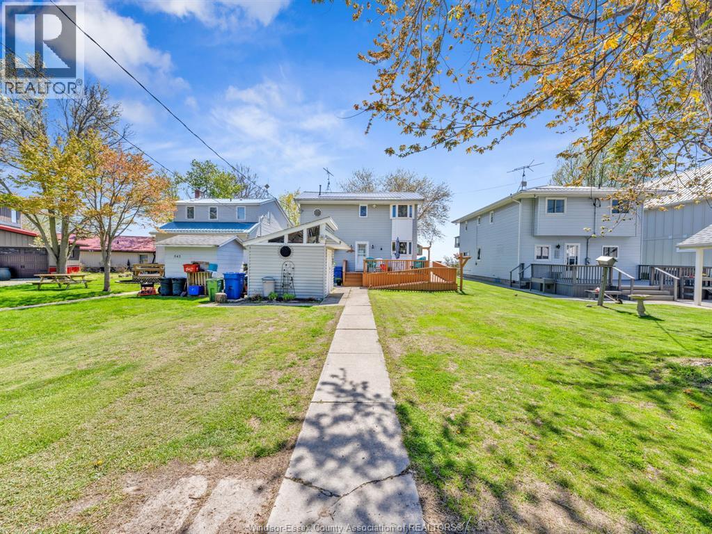4-bedroom Single Family at 545 Lakeview, Essex — photograph 2