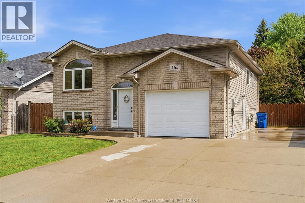 4-bedroom Single Family at 165 Thomas Avenue, Wallaceburg — photograph 3