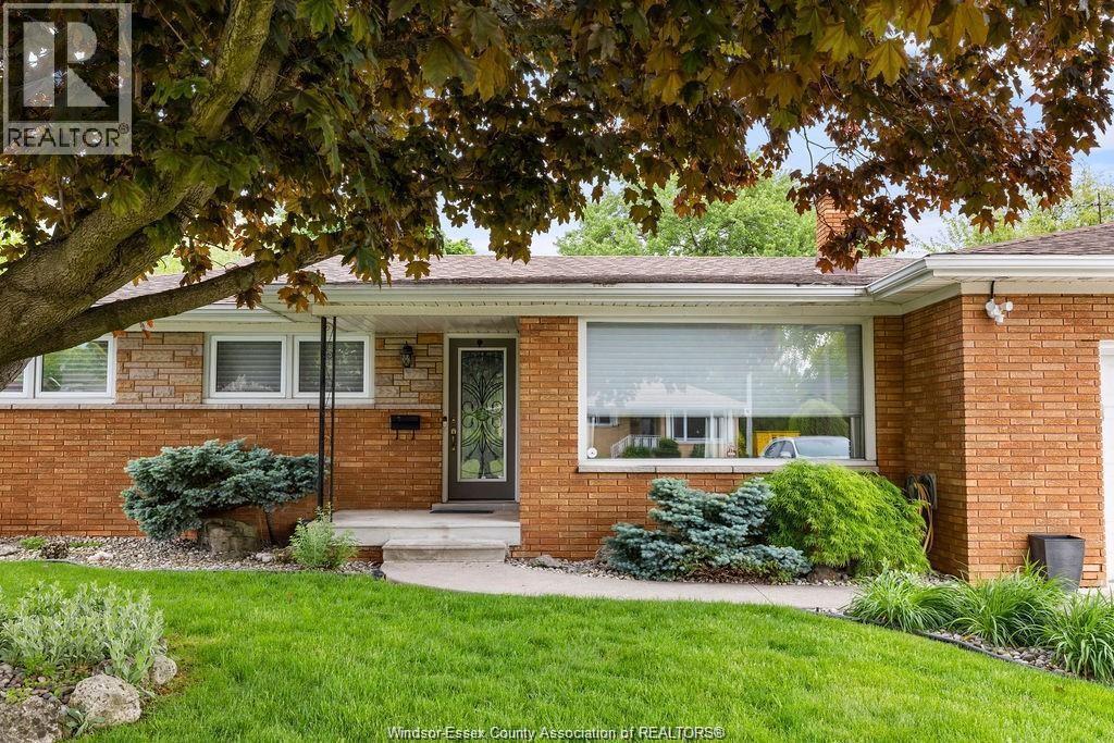 1670 Campbell Avenue, Windsor — photograph 2
