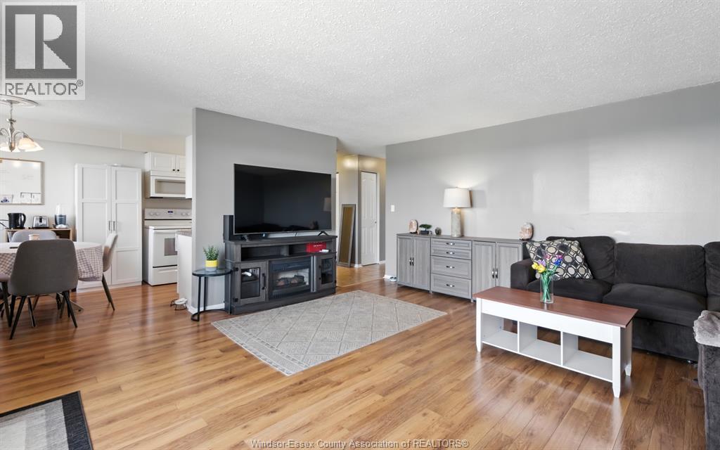 3936 Wyandotte Street #909, Windsor — photograph 2