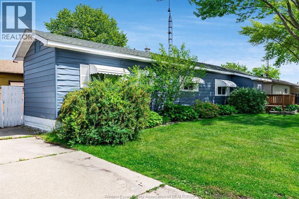 105 Brooks Boulevard, Lakeshore — photograph 2