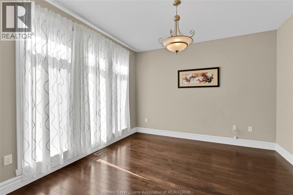 5-bedroom Single Family at 1078 Charlotte Crescent, Lakeshore — photograph 3