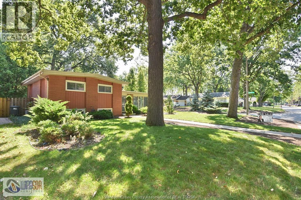 3490 St. Patricks Drive, Windsor — photograph 2