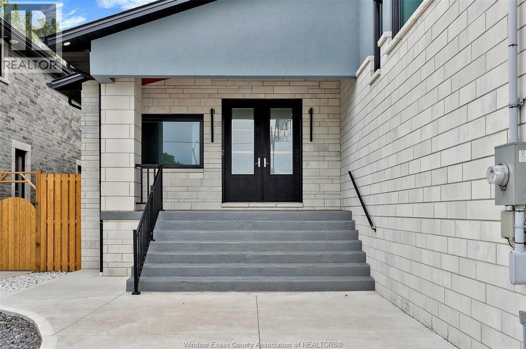 6-bedroom Single Family at 2585 Kenora Street, Windsor — photograph 2