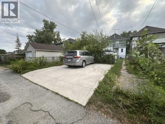 880 Moy Avenue, Windsor — photograph 3