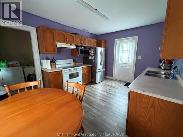 303 Wellington Street, Chatham — photograph 2