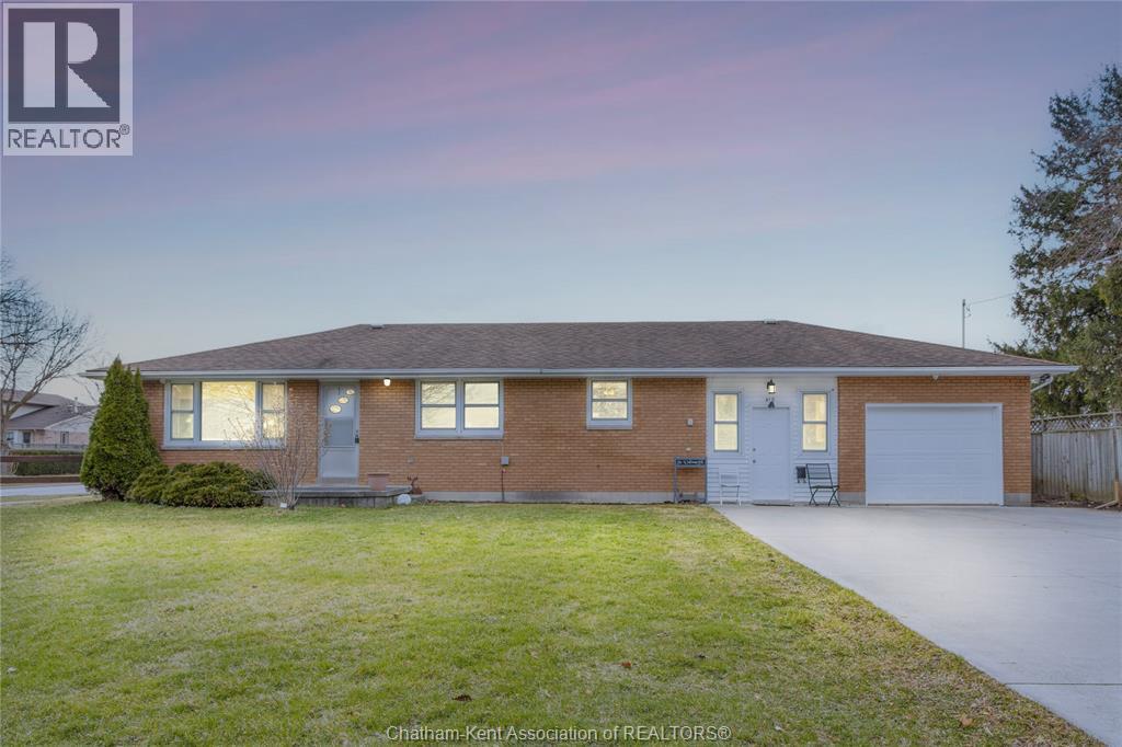 410 McNaughton Avenue, Chatham — photograph 2
