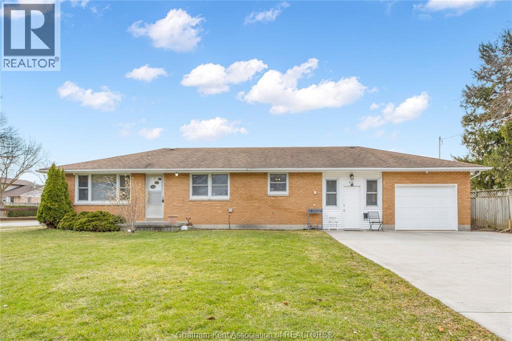 410 McNaughton Avenue, Chatham — primary photograph