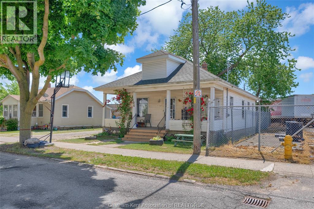 3-bedroom Single Family at 106 St. George Street, Chatham — photograph 2