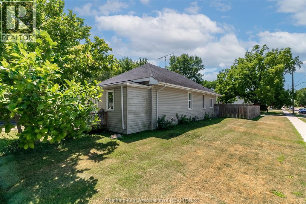 3-bedroom Single Family at 252 Wellington Street, Chatham — photograph 2