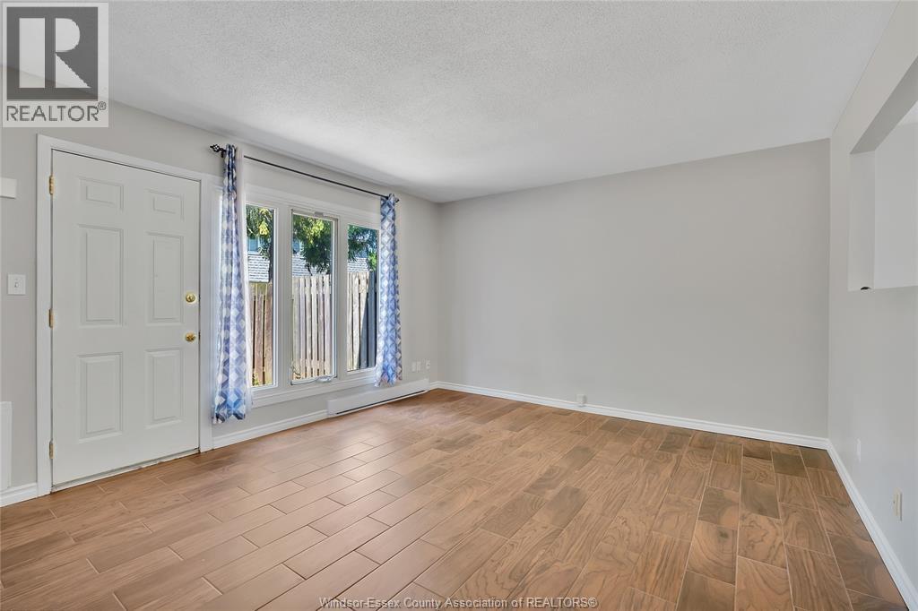 6732 Roseville Garden Drive, Windsor — photograph 3