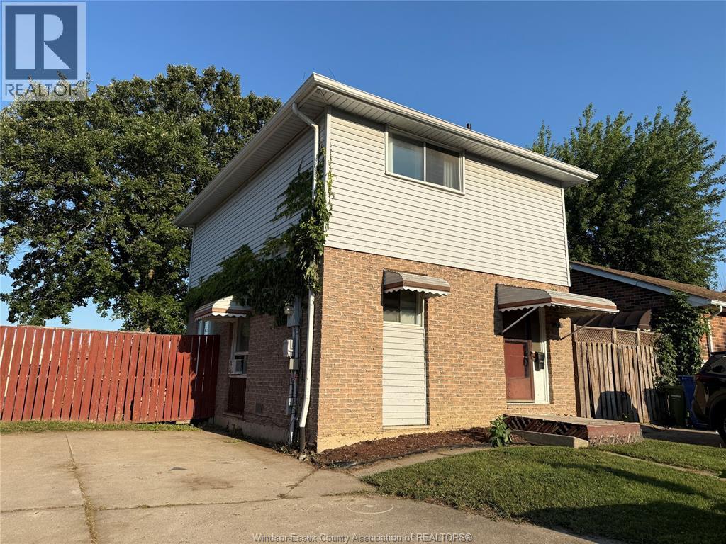 1110 Abbey Court, Windsor — photograph 2