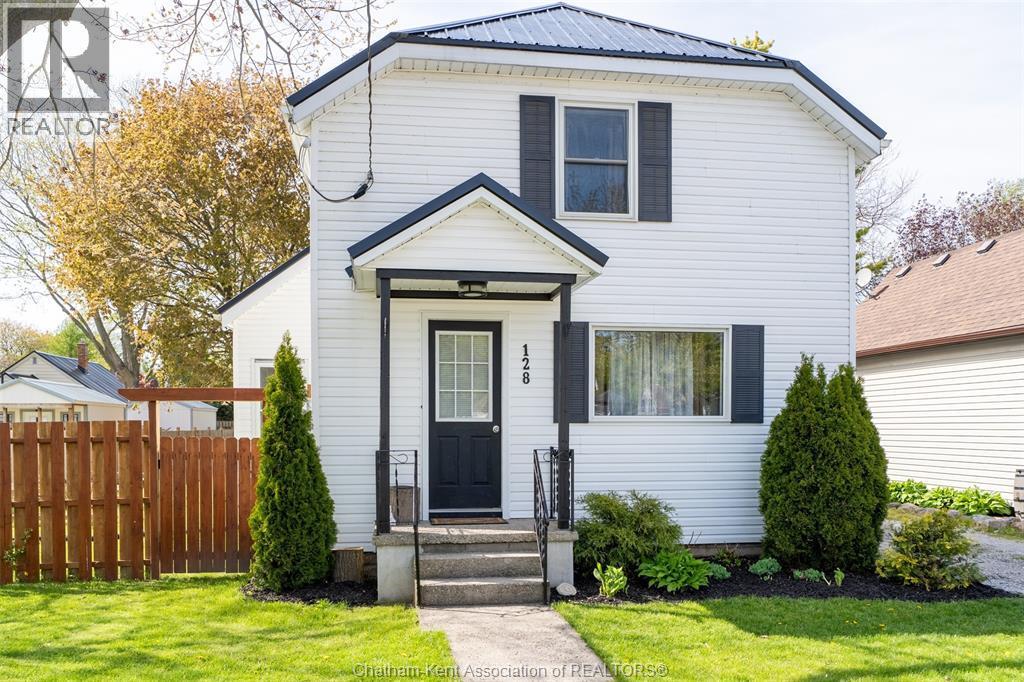 128 Elizabeth Street, Thamesville — photograph 2