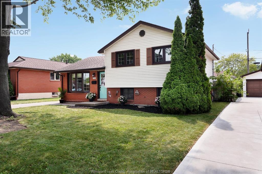 351 Carling Crescent, Windsor — photograph 2