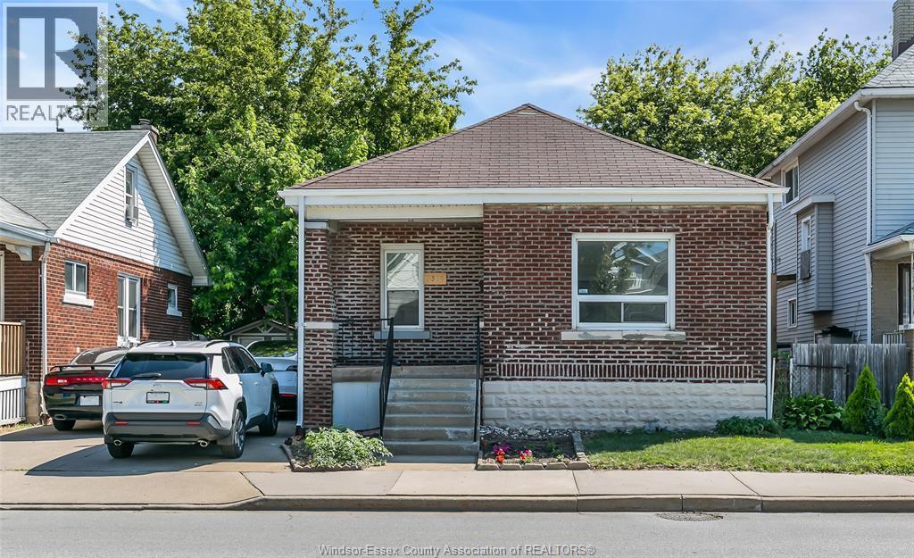 2366 Howard, Windsor — primary photograph