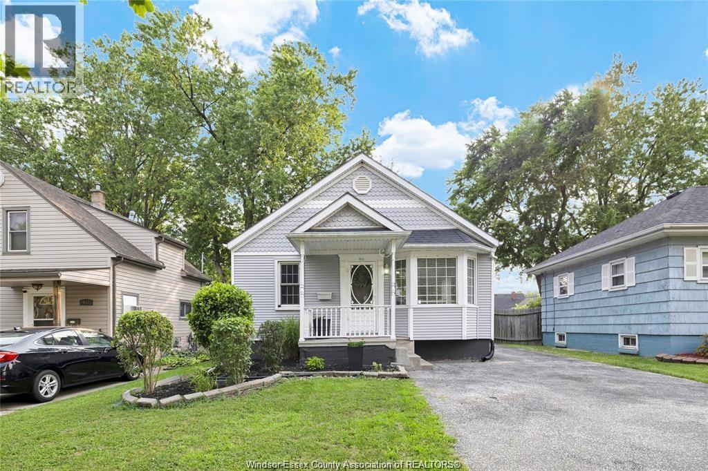 Single Family — 911 Jefferson Boulevard, Windsor, Ontario