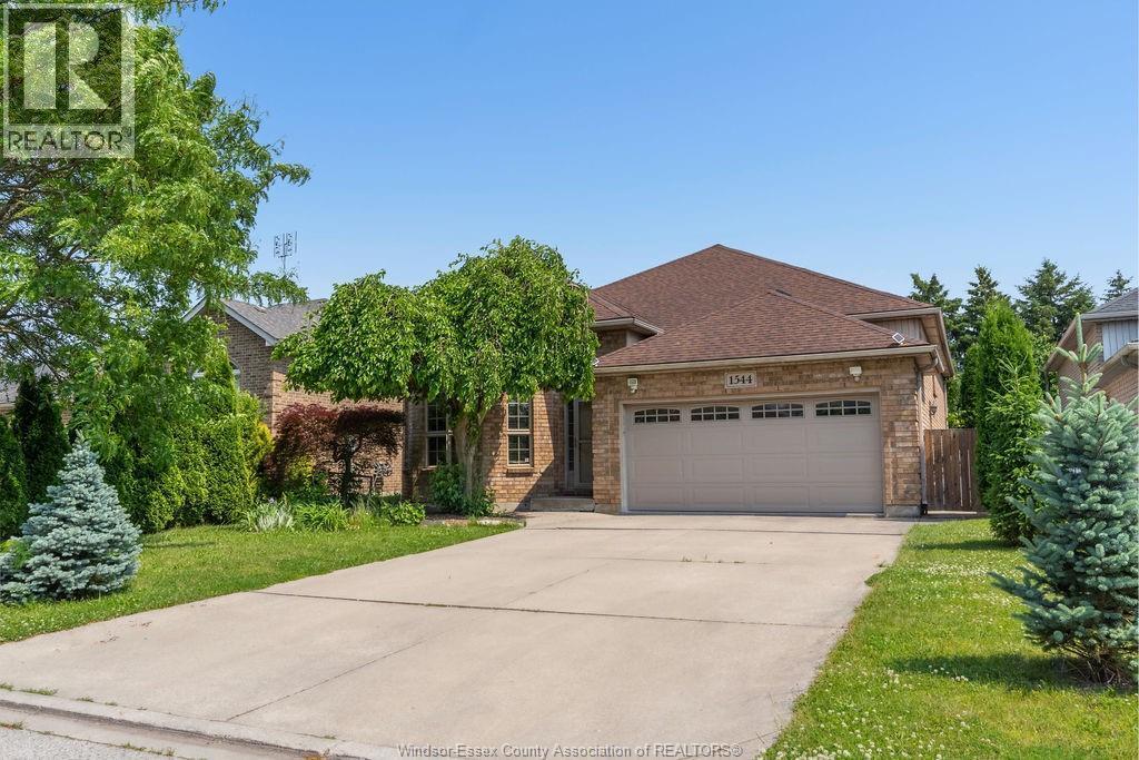 1544 Imperial Crescent, Windsor — photograph 2
