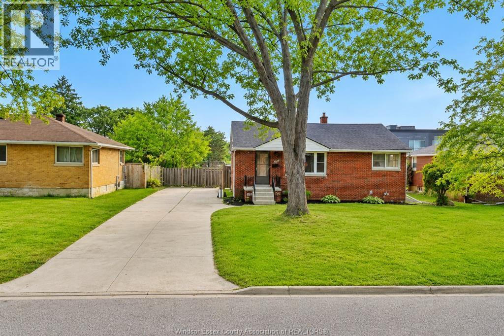 3621 McKay Avenue, Windsor — photograph 3