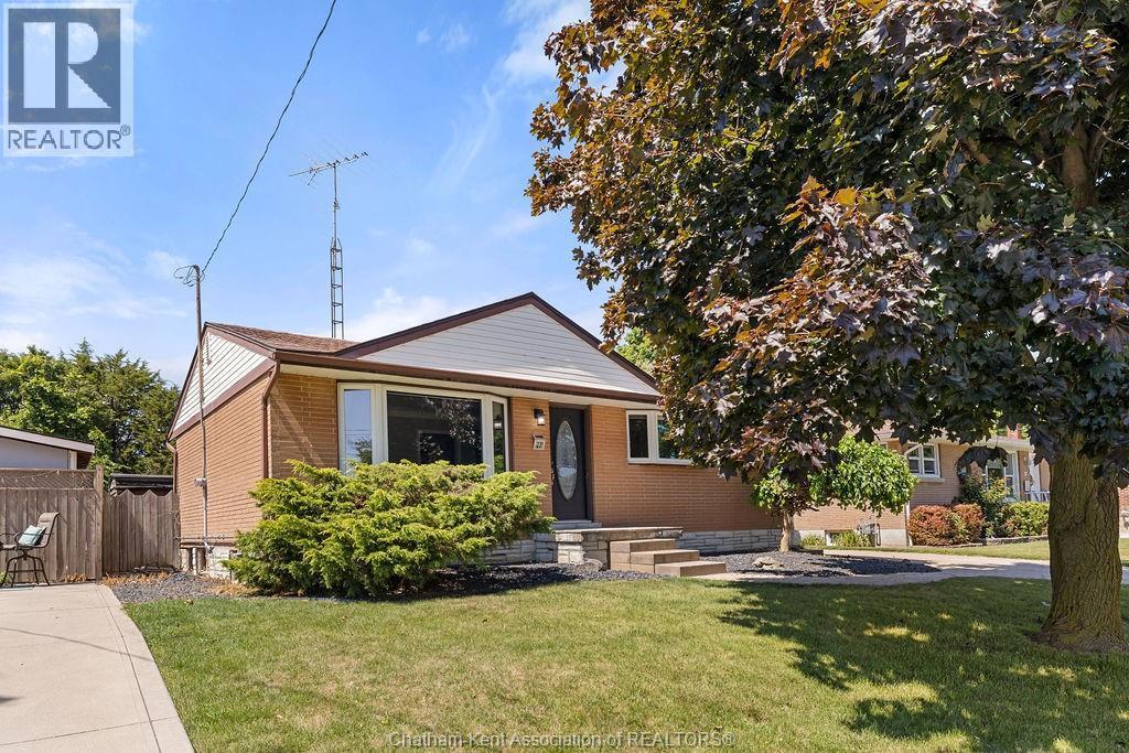 23 Queensway Drive, Chatham — photograph 3