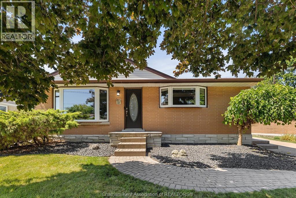 23 Queensway Drive, Chatham — photograph 2