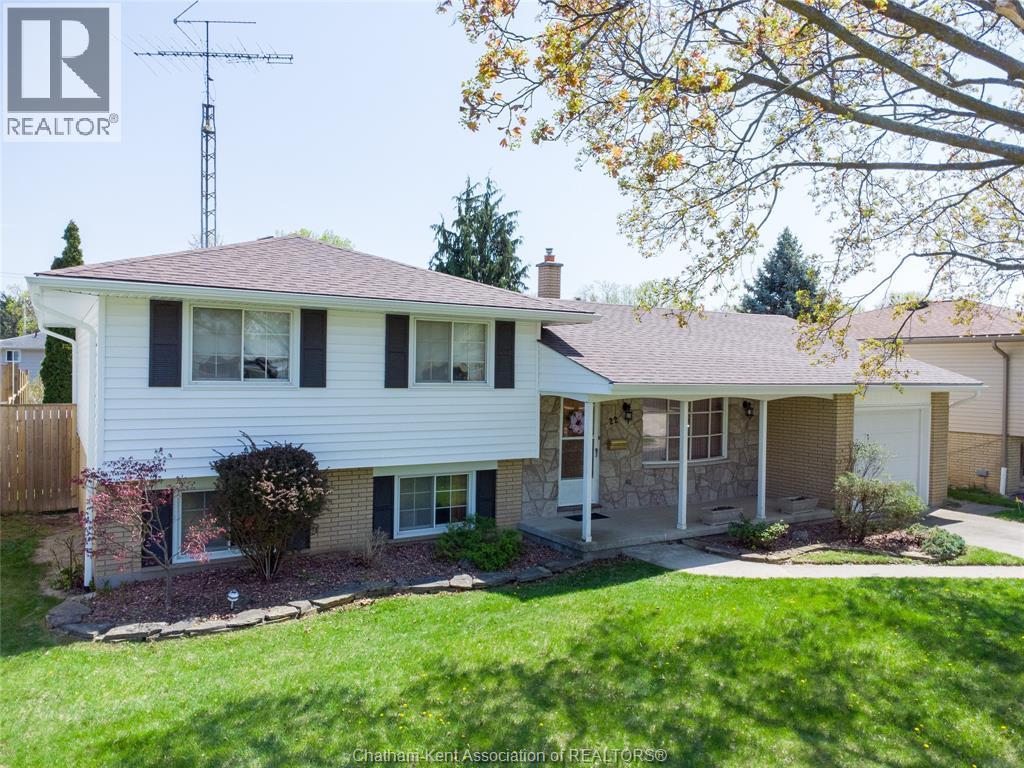 Single Family — 22 Pembroke Crescent, Chatham, Ontario