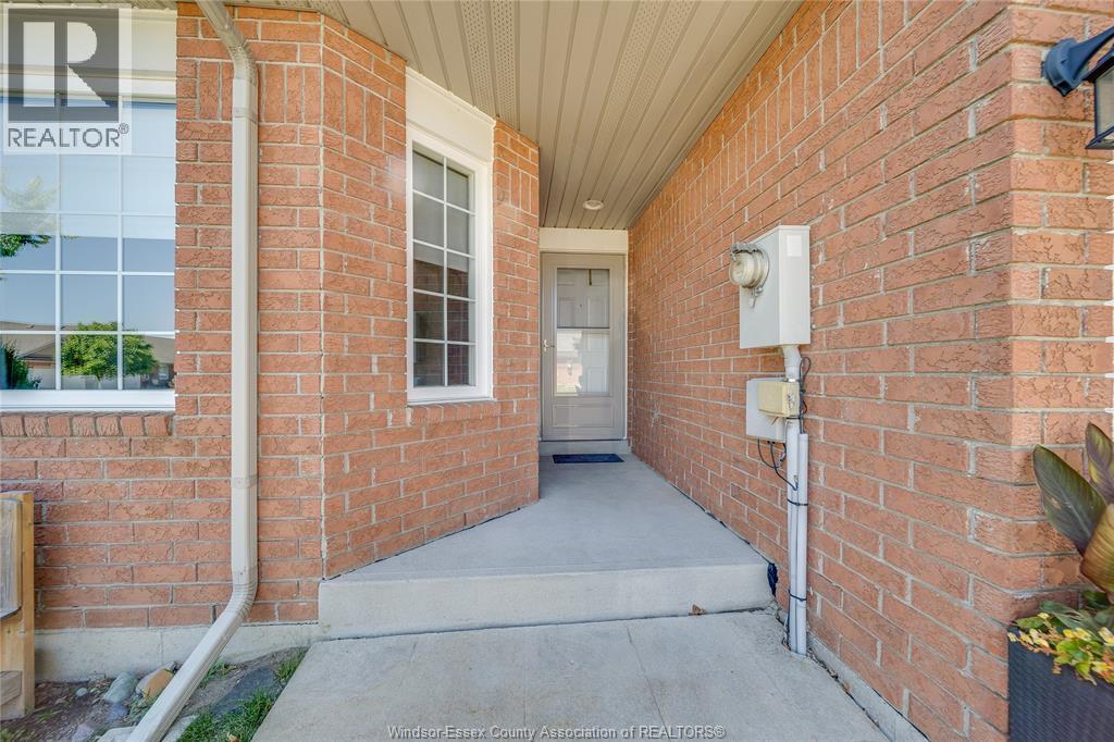 1971 Luxury Avenue, Windsor — photograph 3