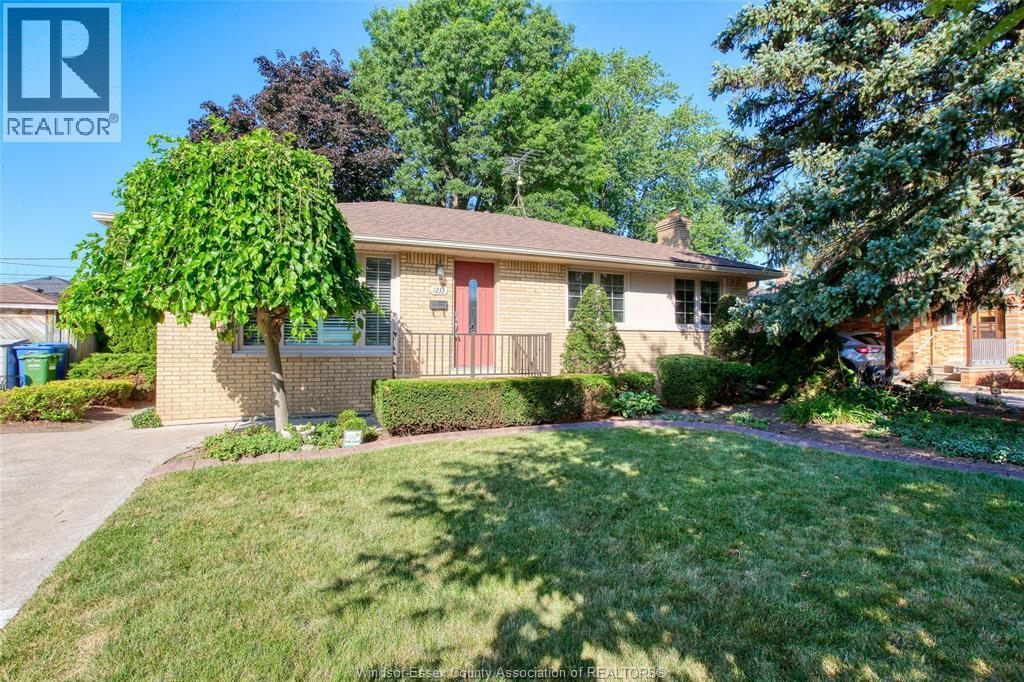 1233 Matthew Brady Boulevard, Windsor — primary photograph