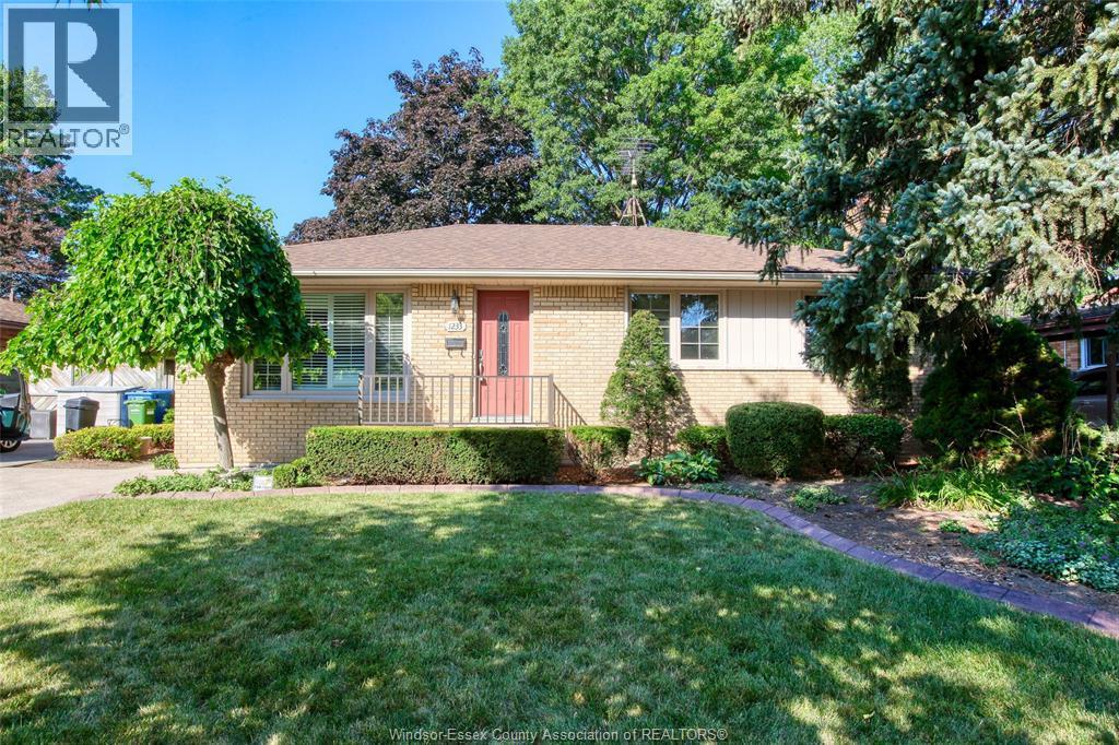 1233 Matthew Brady Boulevard, Windsor — photograph 2