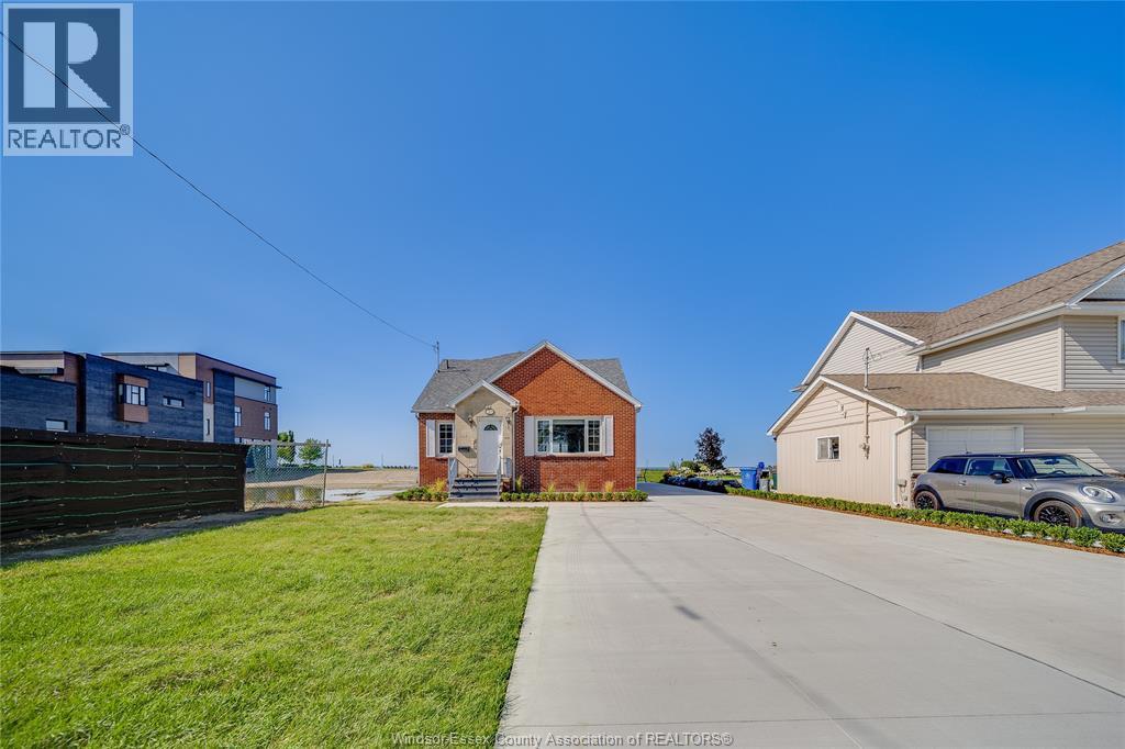 13902 Riverside Drive, Tecumseh — primary photograph