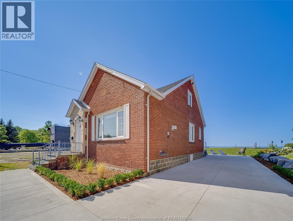 13902 Riverside Drive, Tecumseh — photograph 2