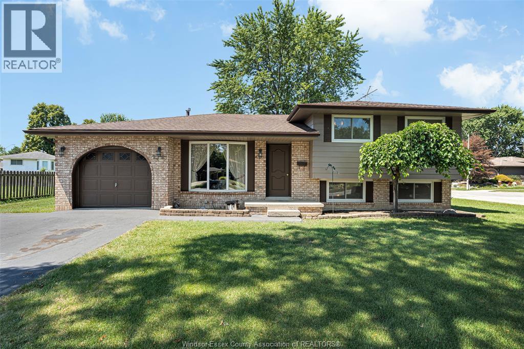 646 Estate Park, Tecumseh — photograph 2