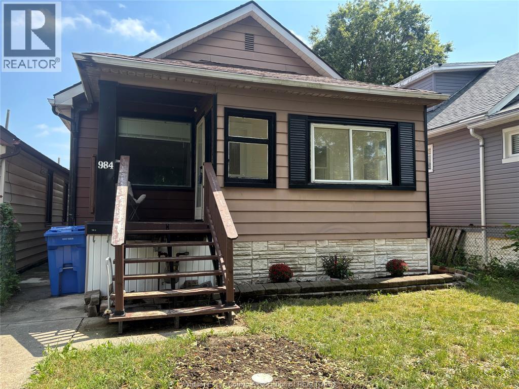 4-bedroom Single Family at 984 Ellrose, Windsor — photograph 2