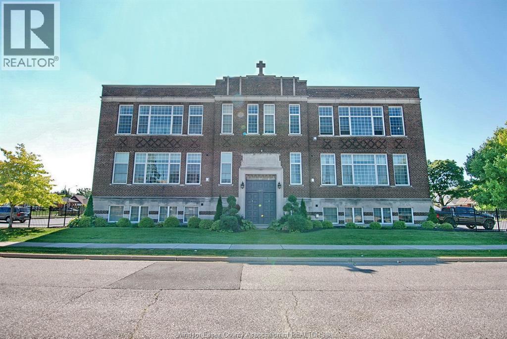 Single Family — 647 Irvine Avenue, Windsor, Ontario