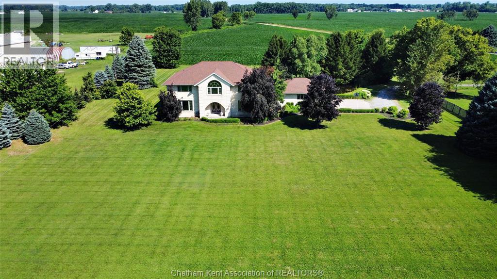 5-bedroom Single Family at 23356 Dew Drop Road, Thamesville — photograph 3