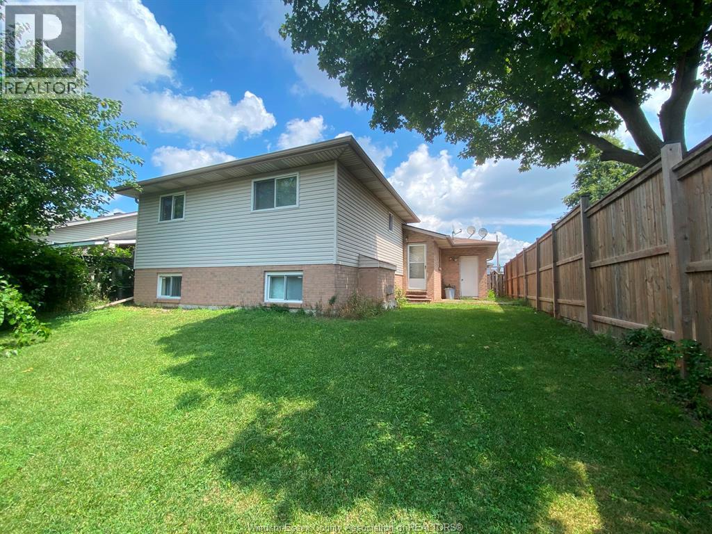 3-bedroom Single Family at 1087 Brookview Crescent, Windsor — photograph 2