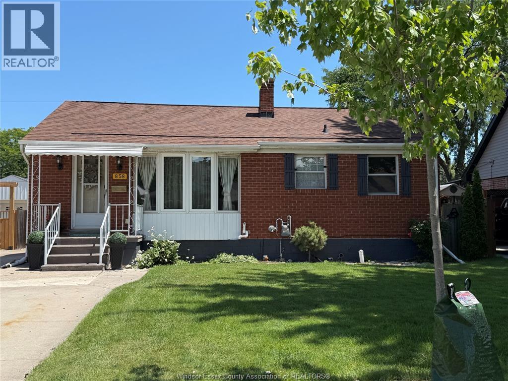 858 Laporte, Windsor — photograph 2