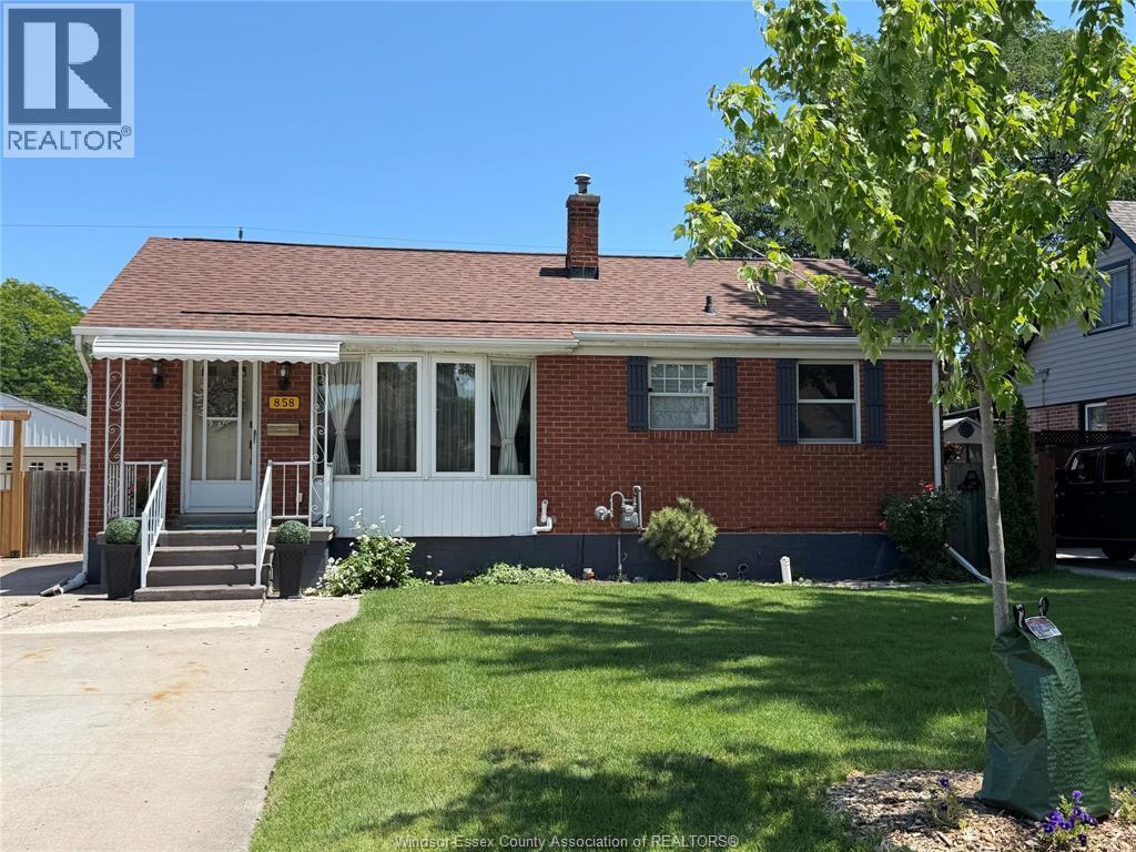 858 Laporte, Windsor — photograph 3