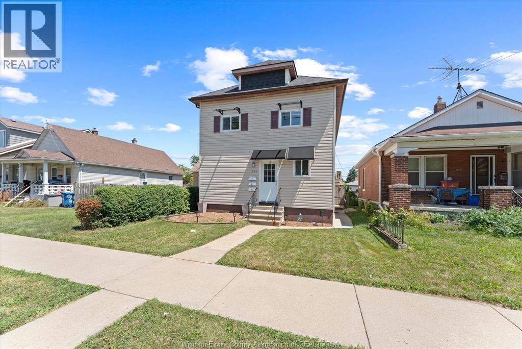 1564 Langlois Avenue, Windsor — photograph 2