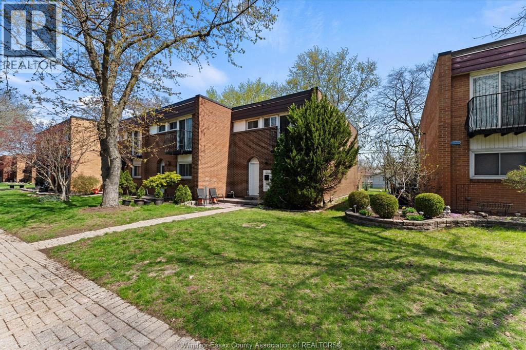 1858 Eastgate Estates #119, Windsor — photograph 2