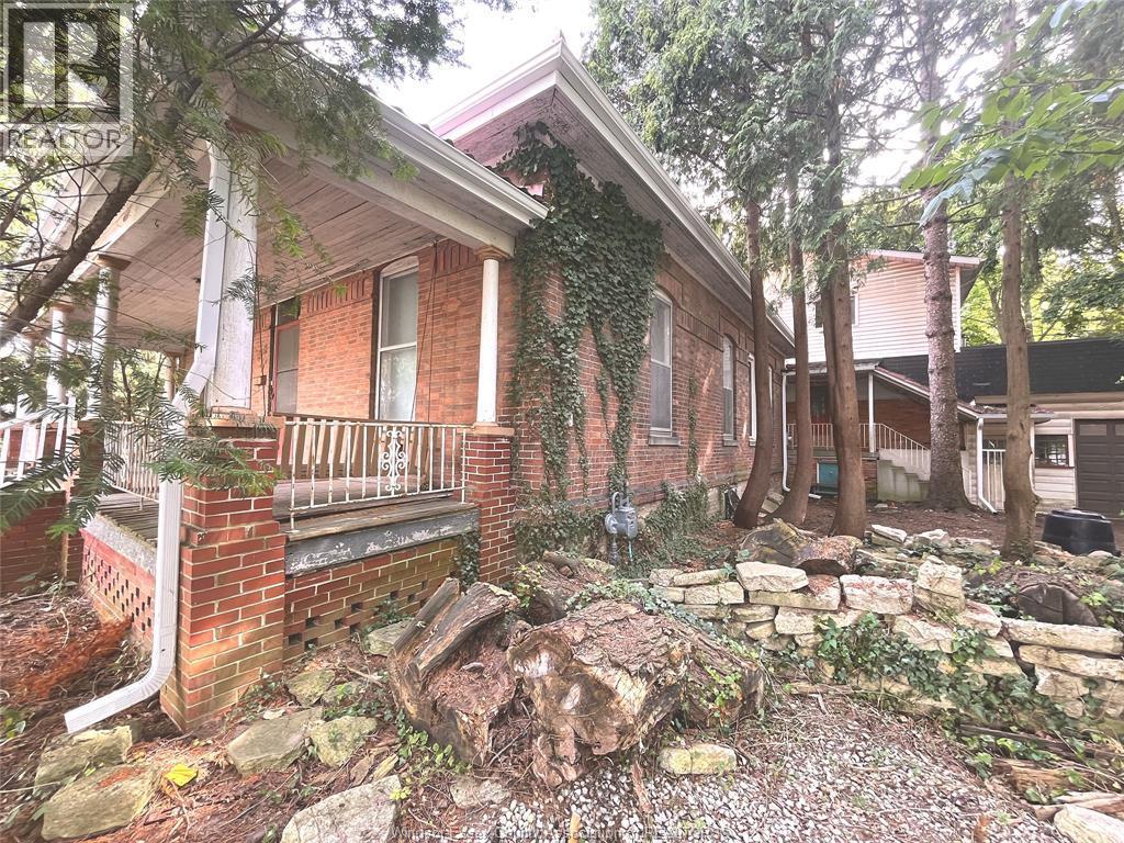 6-bedroom Single Family at 62 Lacroix Street, Chatham — photograph 2