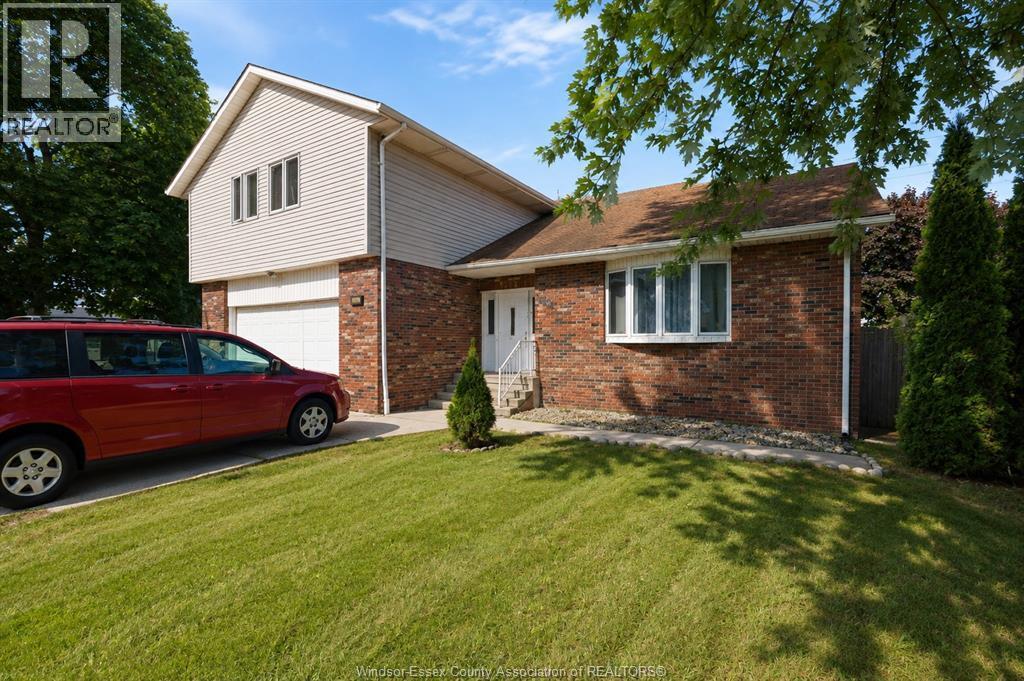 6-bedroom Single Family at 2600 Meldrum, Windsor — photograph 2