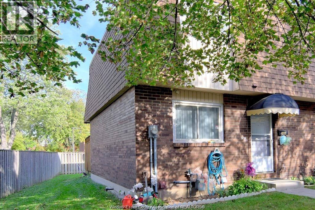 3-bedroom Single Family at 5468 Lassaline Avenue, Windsor — photograph 2