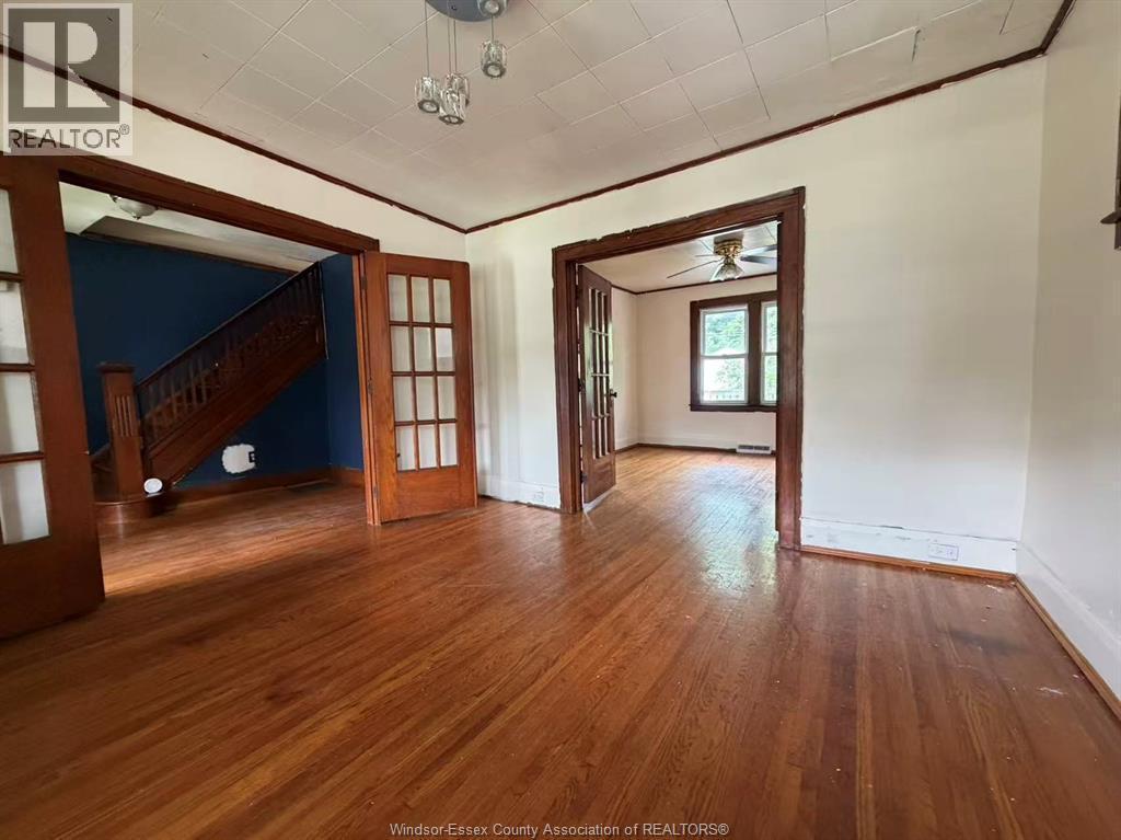 3-bedroom Single Family at 1411 Dougall Avenue, Windsor — photograph 3