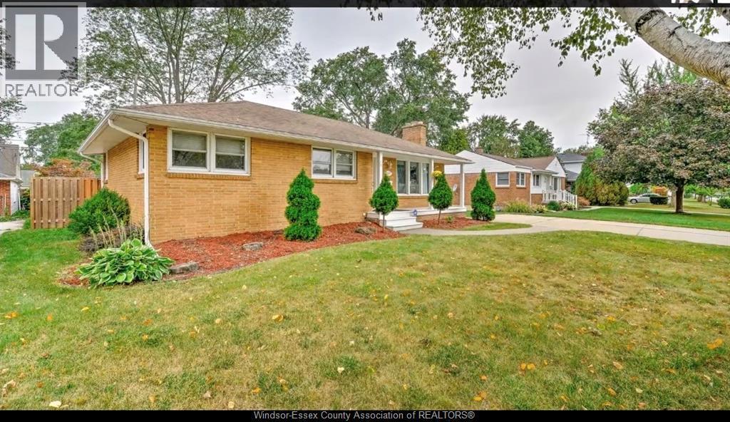 6-bedroom Single Family at 3087 Avondale Avenue, Windsor — primary photograph