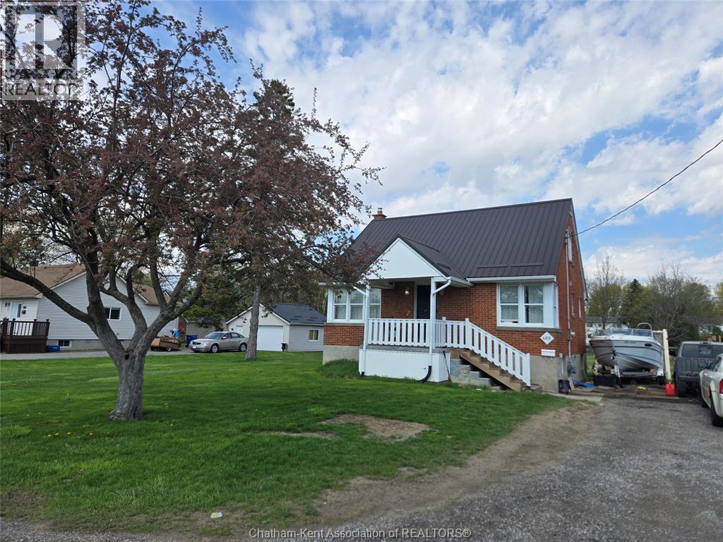 3-bedroom Single Family at 469 St Clair Street, Chatham — photograph 3
