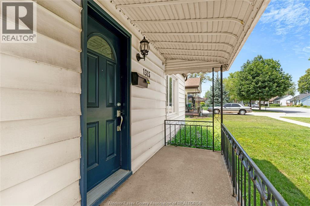 1315 Partington Avenue, Windsor — photograph 3