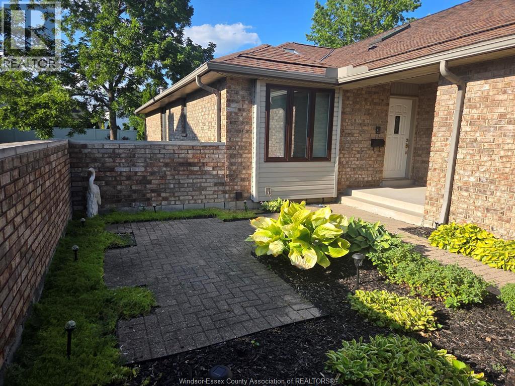 9690 Menard Street, Windsor — photograph 3