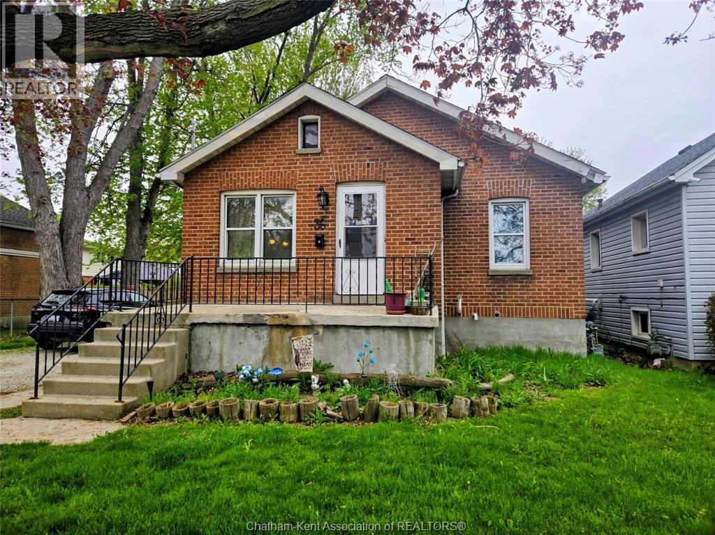 7-bedroom Single Family at 36 McNaughton Ave E Avenue, Chatham — primary photograph
