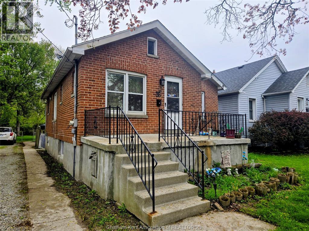 7-bedroom Single Family at 36 McNaughton Ave E Avenue, Chatham — photograph 2