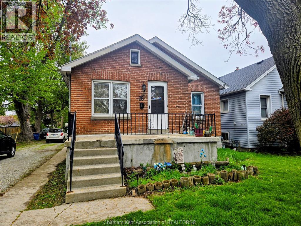7-bedroom Single Family at 36 McNaughton Ave E Avenue, Chatham — photograph 3